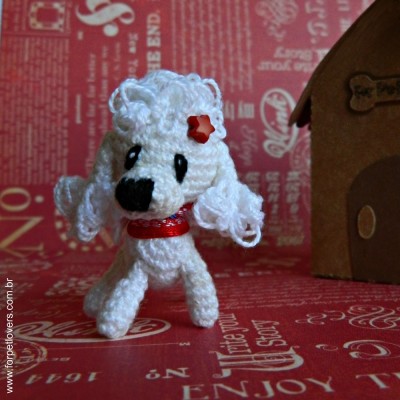 Poodle miniatura em crochê branco